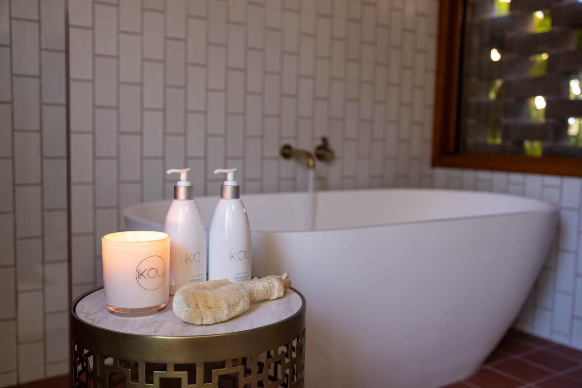 Bath with IKOU candle and bath products 